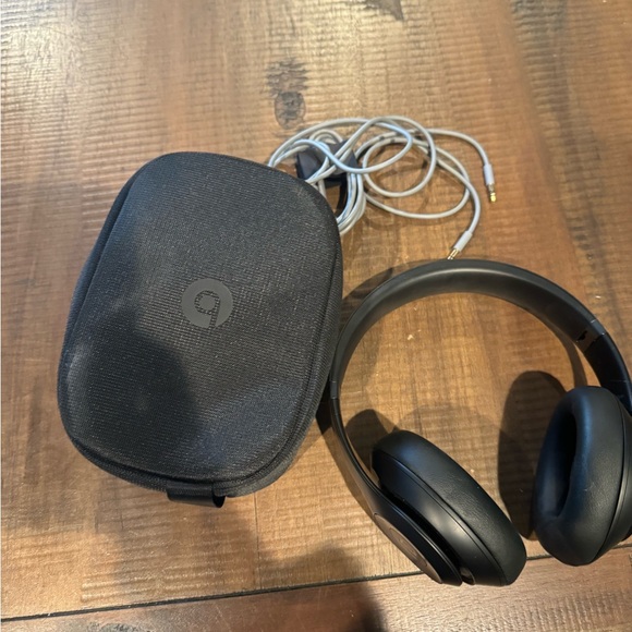 Beats headphones - Picture 1 of 3